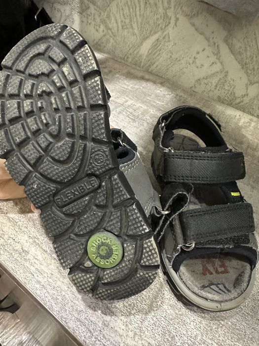 Продам детскую обувь