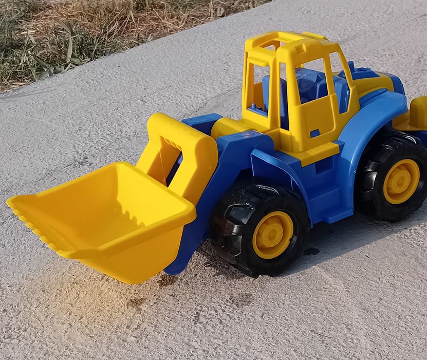 Детский трактор. Игрушка