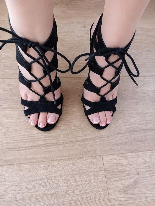 Sandale negre cu toc