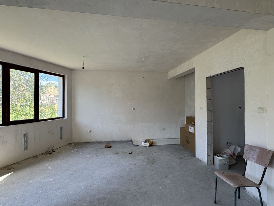 Нова Двуетажна Къща в Затворен комплекс с 300кв. двор в Гр. Търговище