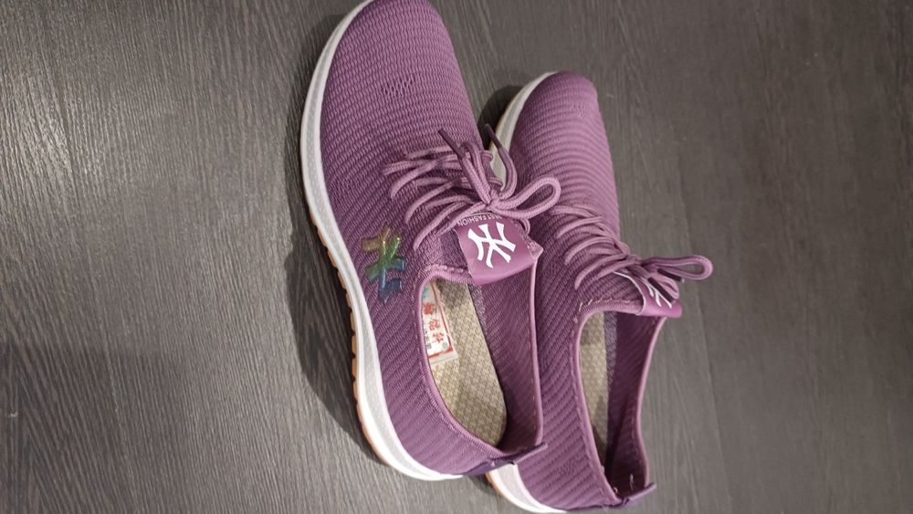 Кроссовки женские