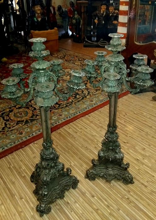 Бронзови свещници (канделабър).
