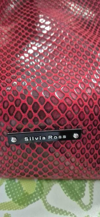 Продавам червена дамска чанта.