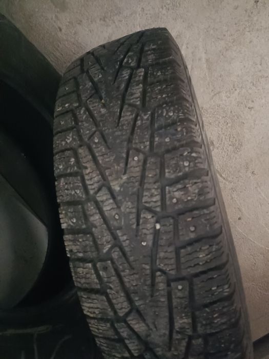 Продам зимние шипованные шины