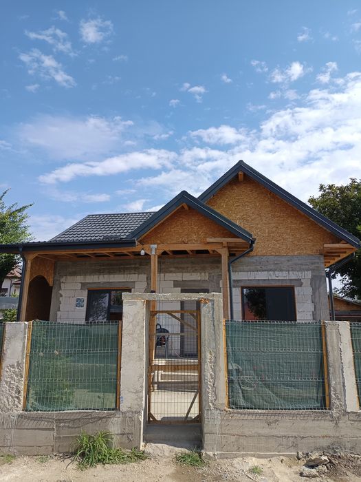 Casa de vânzare, parter , 72 mp amprenta casei , 493 mp curtea
