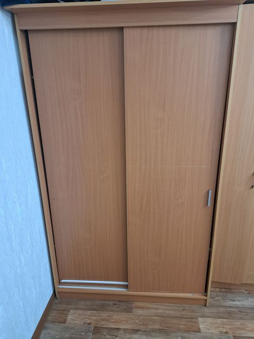 Продаются шкаф и стол (все вместе).