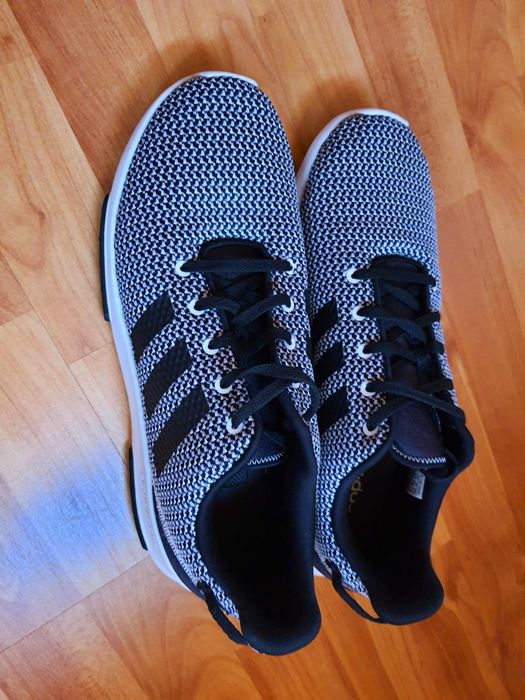 Adidas originali 44/28 cm.Transport gratuit.