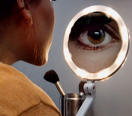 Сгъваемо двулицево LED светещо огледало с 10 кратно увеличение