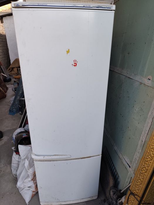 Продаются холодильники 2 штуки и газ плиты 3 штуки.