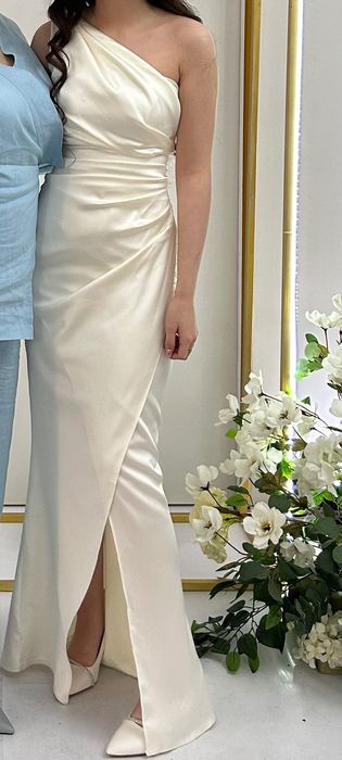 Вечернее платье цвета айвори