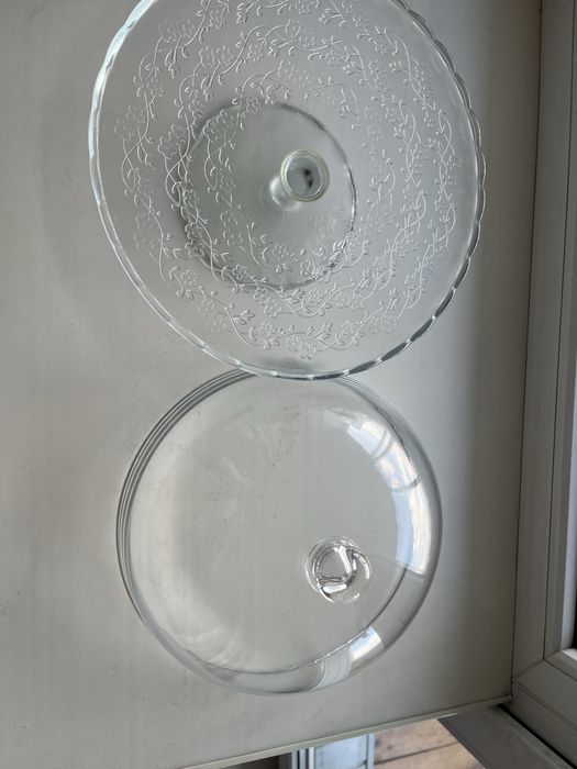 Продам тортницу с крышкой