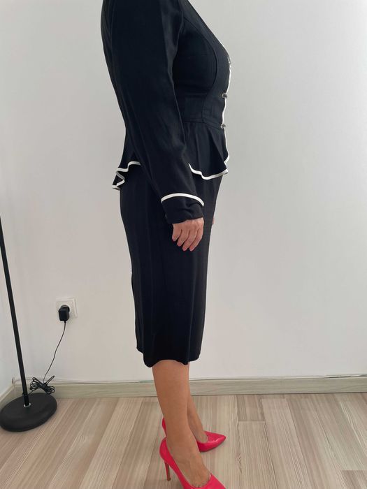 Costum negru cu detalii crem, elegant, de petrecere, facut pe comanda