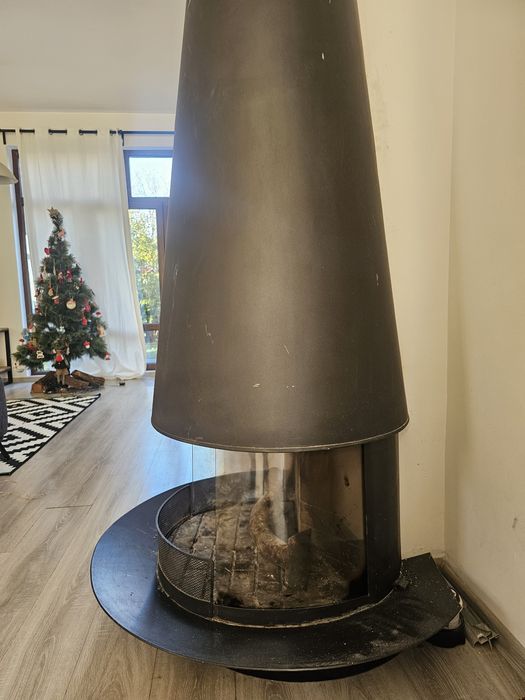 Камина отворена, открита