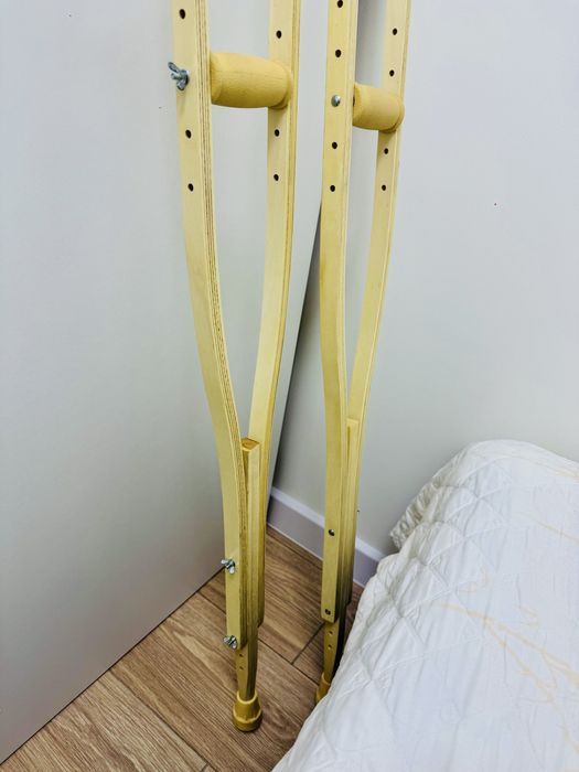 Продаются костыли — прочные, удобные.