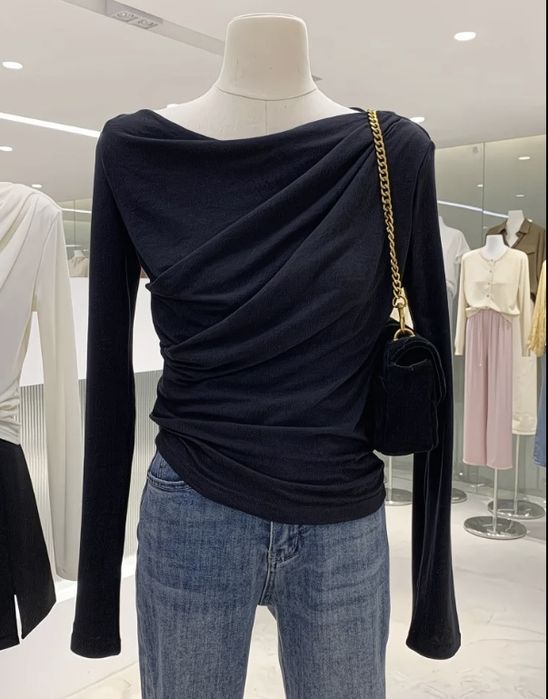 Элегантная черная кофта с драпировкой и открытым плечом (лонгслив)