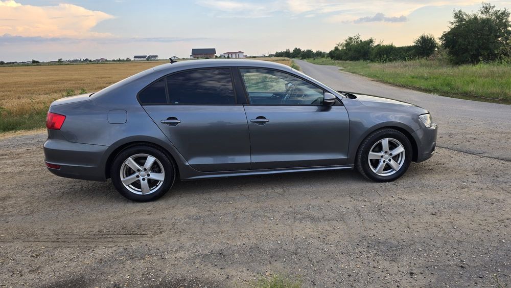 VOLKSWAGEN Jetta
