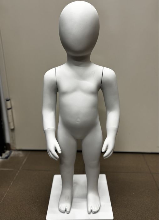 Manechin copil alb mat cu suport – ideal magazin haine copii