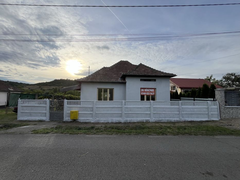Vând imobil compus din casă si teren intravilan