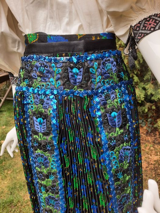 Sort cu bocori si fusta plisata haine traditionale, populare