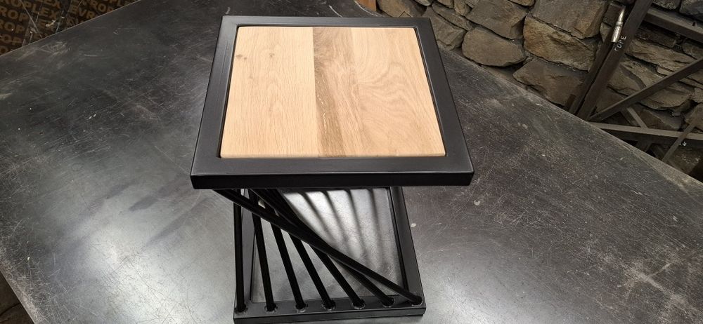 Помощна масичка от метален профил и  дъбова дървесина.