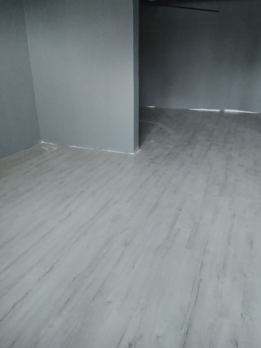 Укладка ламината, на пол и стены