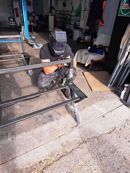 Метални стойки за маса и пейка