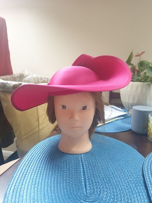 Pălărie fuxia pentru nunți