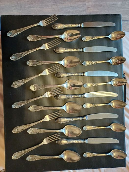 Посребрени Руски прибори