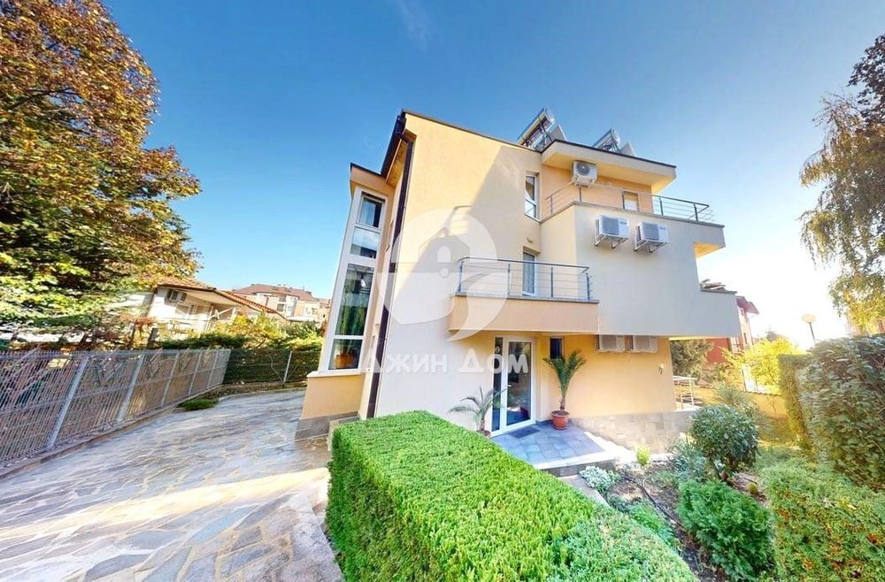 Просторна четириетажна къща с 8 спални във вилна зона „Зора"