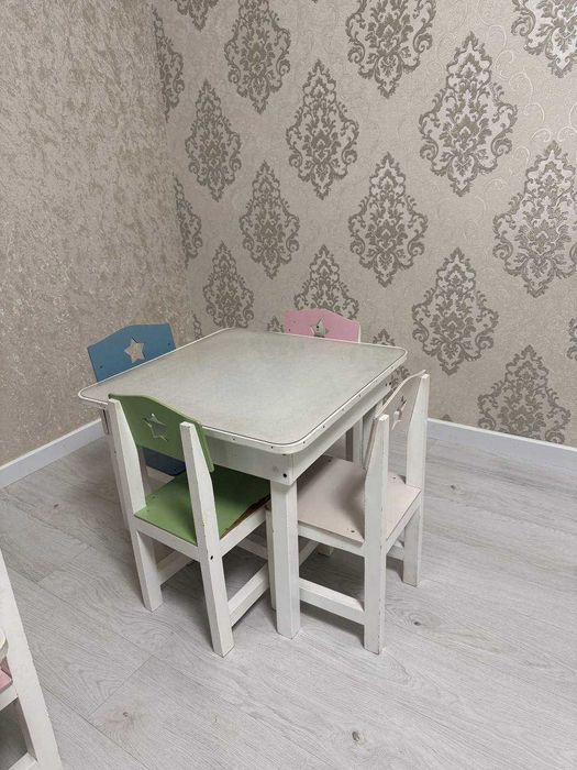 Детский стол со стульями (комплект, отличное состояние)