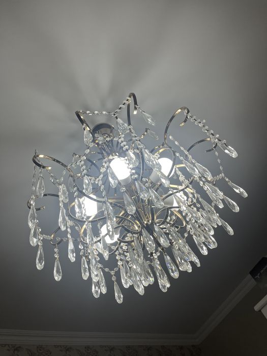 Люстралар сатылады.