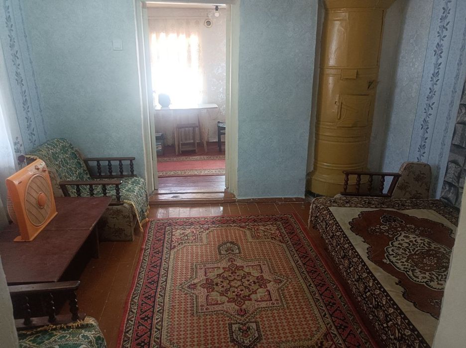 В общем дворе 2 комнаты кухня