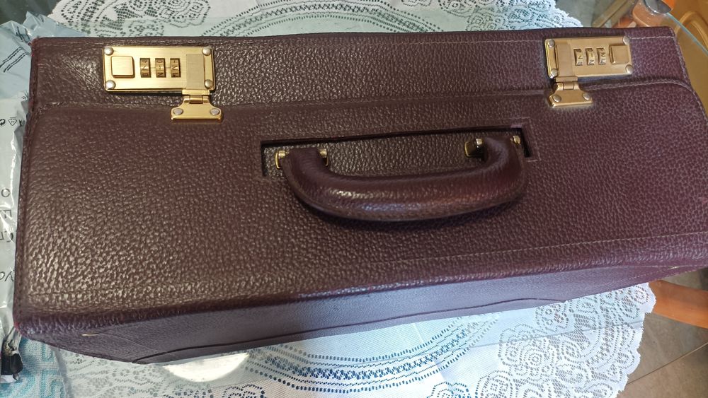 Ретро куфар със заключващ механизъм