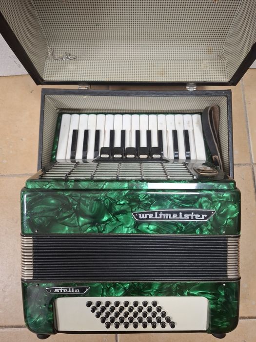 Акордеон Weltmeister Stella 40 баса
