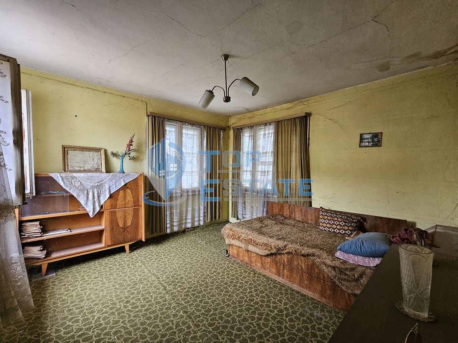 Двуетажна тухлена къща с два гаража и двор в гр. Полски Тръмбеш