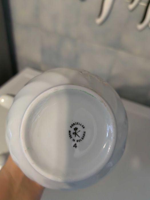 порцеланови чаши за кафе с чинийки, захарница и каничка