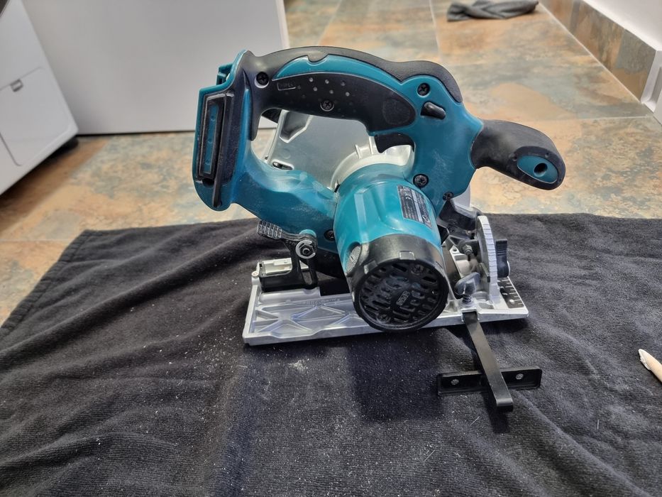 Circular Makita DSS610
