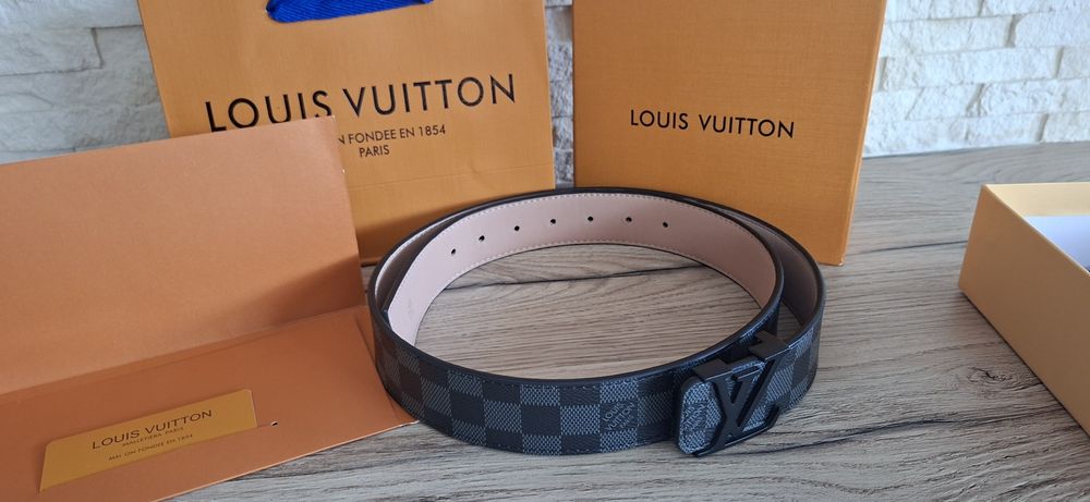 Продавам  кожен колан Louis Vuitton (Пълен комплект)