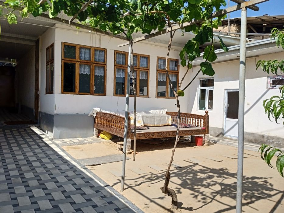 Hovli sotiladi oltin tepada