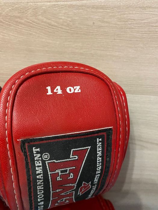 Шлем и боксёрские перчатки