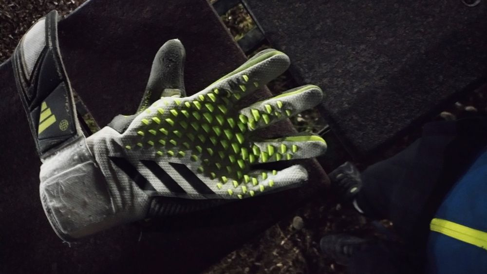 Футболна ръкавица на Адидас предатор