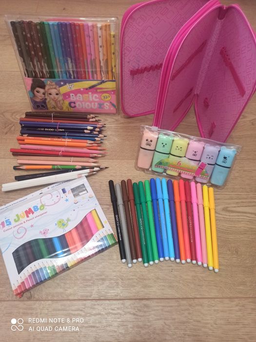 Несесер на Gabol, цветни моливи, маркери за подчертаване и флумастери.