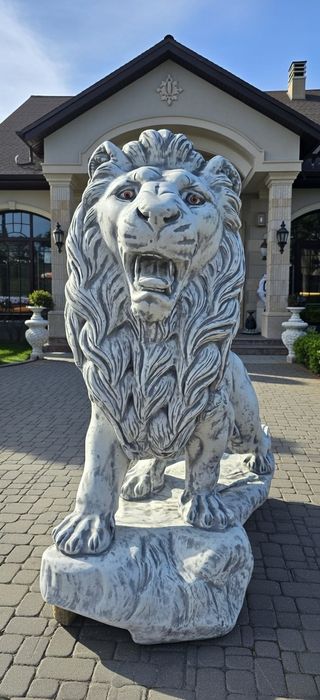Lei uriași și statui de exterior