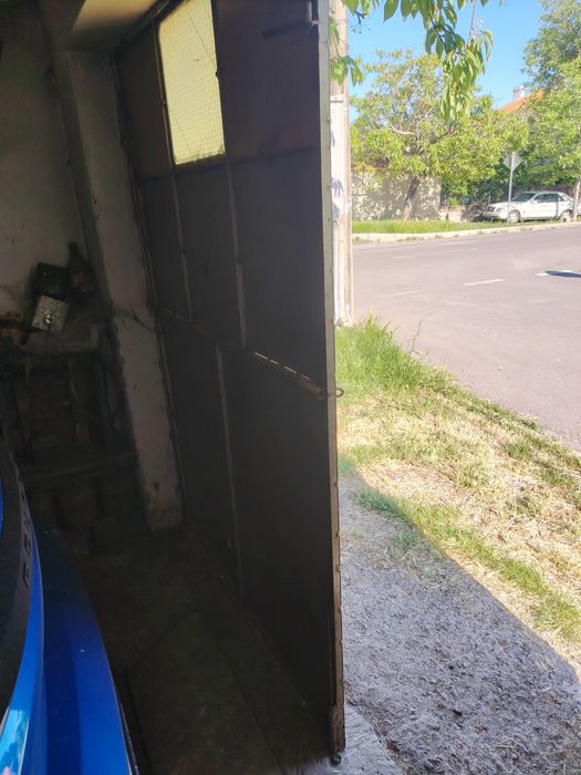 Гаражна желязна врата