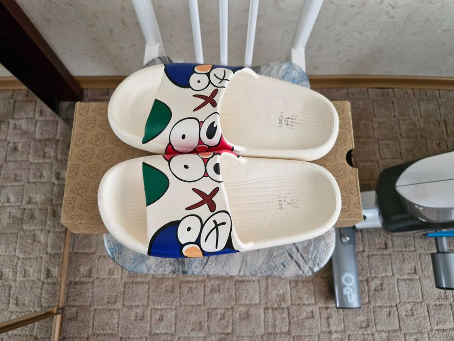 Шлепанцы с оргинальным рисунком новые.