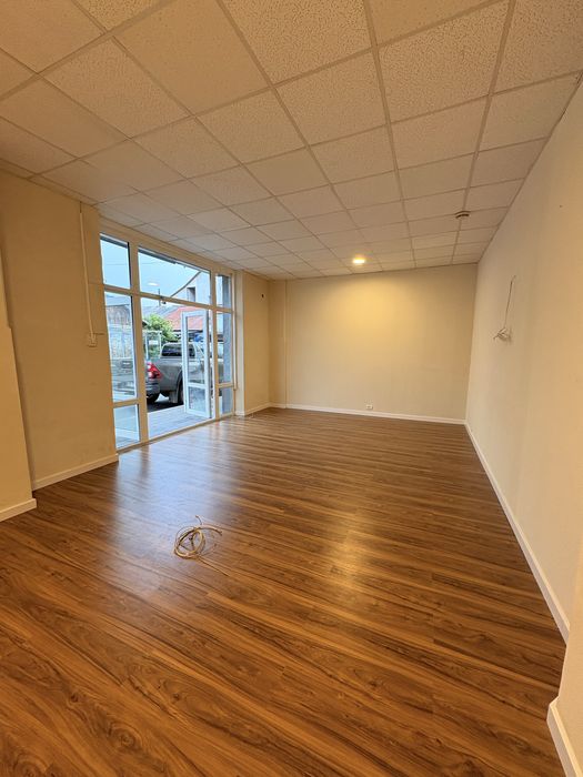 Spațiu comercial de inchiriat - 60 mp - vitrină la stradă - Brezoi