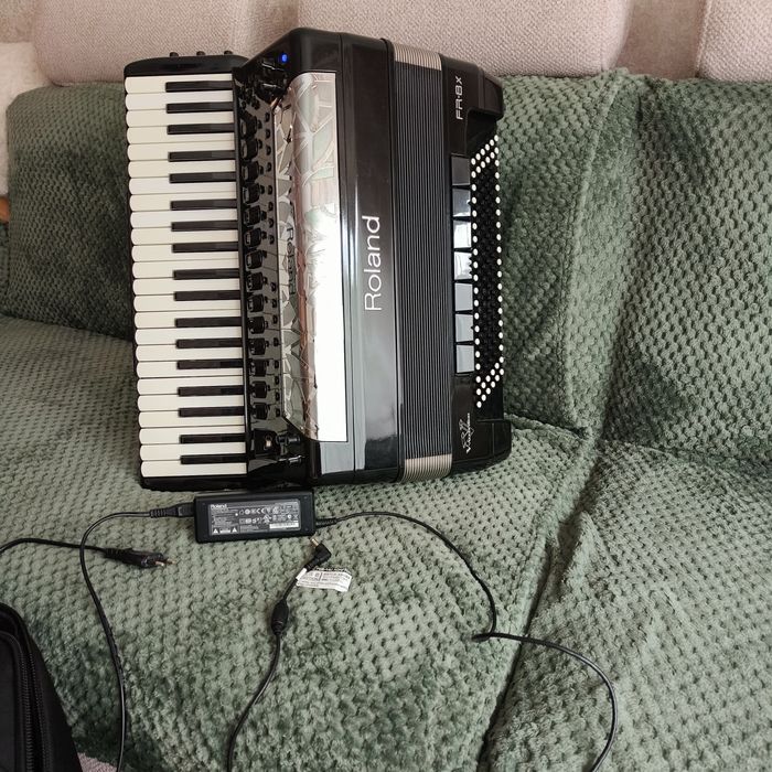 Vând Acordeon marca Roland FR8 x-BK