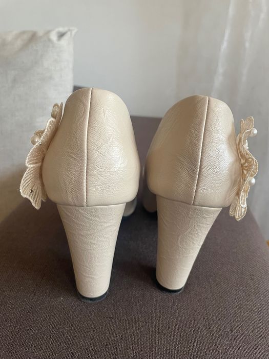 Официални обувки, бежови с висок дебел ток.