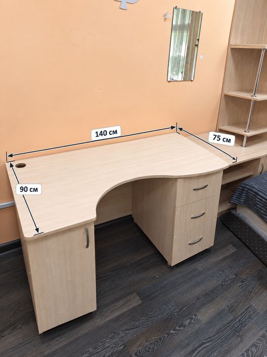 Продам комплект стол и стеллаж