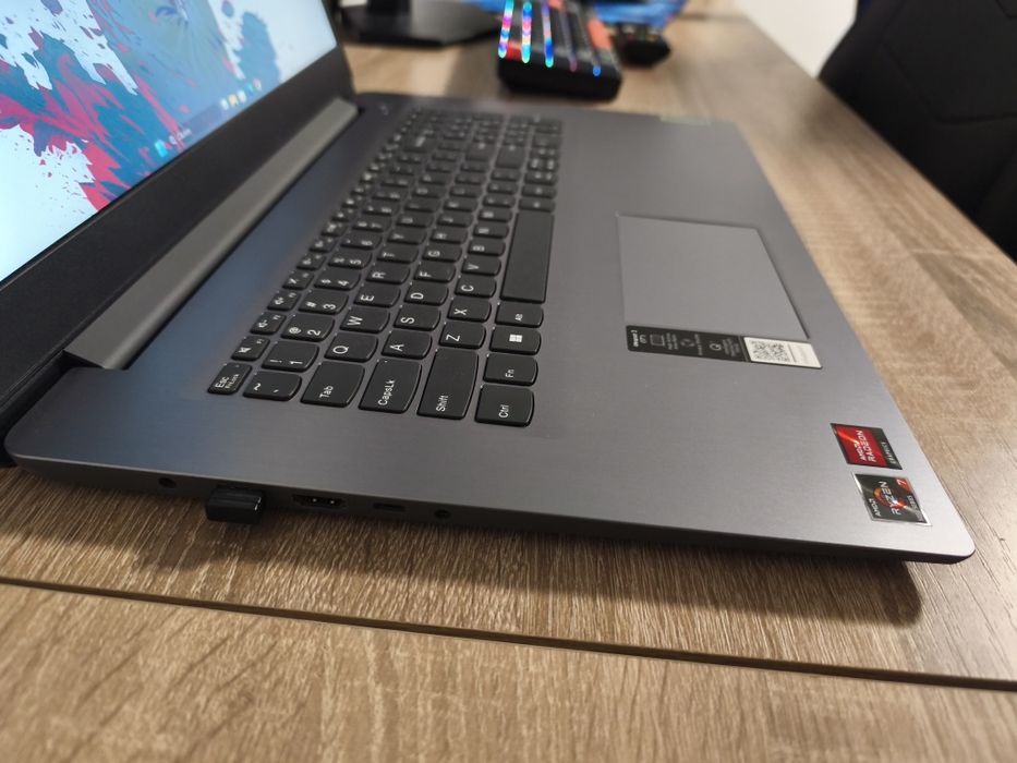 Laptop Lenovo// folosit foarte puțin